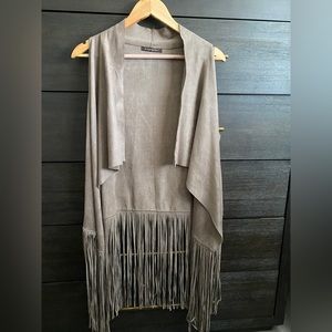 Faux suede tassel cape. One size. Color beige.